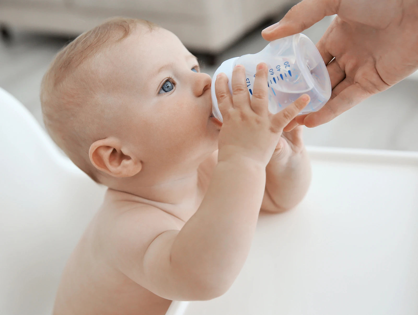 Sollten Babys Wasser trinken?