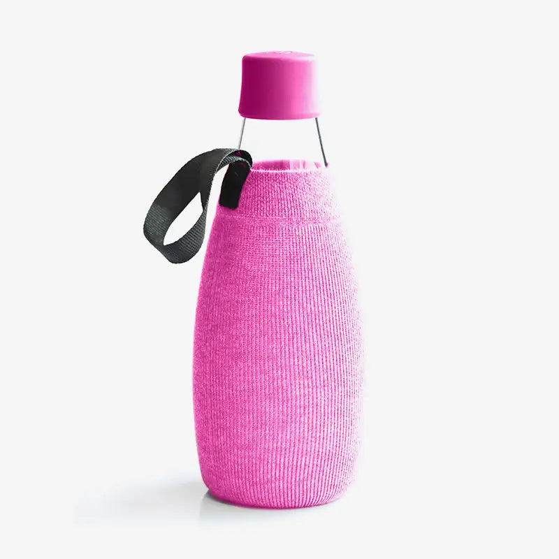 Schützen Sie Ihre Retap-Flasche mit einer eleganten Strickhülle, in sechs leuchtenden Farben erhältlich; Rosa, Hellblau, Grau, Waldgrün, Dunkelblau und Schwarz