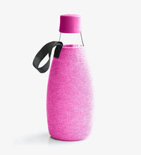 Schützen Sie Ihre Retap-Flasche mit einer eleganten Strickhülle, in sechs leuchtenden Farben erhältlich; Rosa, Hellblau, Grau, Waldgrün, Dunkelblau und Schwarz